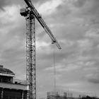 Foto över takåsar och lyftkran.  Foto: Natalia Trofimova / Unsplash