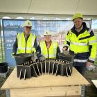 Fotograf: Ann-Katrin Johansson, NCC

Gjutningen gjordes av Elisabeth Kullenberg, kommunfullmäktiges ordförande, Sten Christiansson, styrelseordförande Ängelholmslokaler, Magnus Knöös, avdelningschef NCC