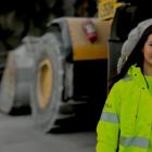 Medarbetare i skyddskläder vid tung anläggningsutrustning i projektet vid Gullmarsplan. Bilden togs i en säker, avstängd miljö utan pågående arbete, där ordinarie skyddsutrustning tillfälligt togs av enbart för fotograferingen. Fotot lyfter OHLA Sveriges satsning på ökad jämställdhet och fler kvinnor i byggbranschen. Pressbild: OHLA