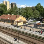 För att öka säkerheten vid Örebro Södra ska en ny plattform byggas på västra sidan av spåren. I samband med det kommer mittplattformen att rivas och plattformsövergången att stängas. Foto: Trafikverket