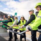 Dick Danielsson, Lokalpolisområdeschef, Polismyndigheten; Anna-Britta Åkerlind, Kommunstyrelsens ordförande; Cecilia Vestin, vd Kåpan Fastigheter; Justitieminister Gunnar Strömmer; Ulf Hansson, divisionchef, NCC Building Sverige. Fotograf: Elin Nerpin