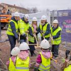 Skolfastigheter och byggentreprenören Vaner AB fick god hjälp vid spadtaget av Källparkens förskoleverksamhet och utbildningsnämndens ordförande Eva Christiernin (S), (foto: Lilla Produktionsbolaget).