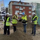 Anna Marand, projektutvecklingschef Hemsö, Peter Nilsson, fastighets- och etableringschef Forenede Care, William Hallin arbetschef MVB Syd och Venzel Rosquist (M) ordförande socialnämnden Trelleborg. Pressbild: MVB