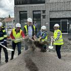 Från vänster: Magnus Insulan vd för T-Byggen, Martin Linsten, Marknadsområdeschef Riksbyggen, Anders Holmensköld kommunalråd (M) i Kungälvs kommun, Gun-Marie Daun , 2:e vice ordförande i kommunstyrelsen KD) Eva Wallmander, en av köparna till en lägenhet i Brf Humlen. Pressbild: Riksbyggen