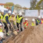 Barn från förskolan Bergabiten tog tillsammans med Uppsala kommun, Skolfastigheter och entreprenören ByggConstruct första spadtaget i bygget av Karlavagnens förskola som kommer stå klar sommaren 2026 (foto: Lilla Produktionsbolaget).