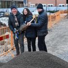 Spadtag ny vårdbyggnad cancerbehandling Solna. Pressbild: Locum