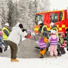 Barn från förskolorna Bergatrollet och Tomtebogård tog det symboliska spadtaget tillsammans med talarna. Pressbild: Umeå kommun