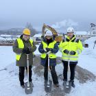 Spadtag i för det nya särskilda boendet i Överkalix. Från vänster: Niclas Hökfors, kommunstyrelsens ordförande i Överkalix kommun, Johanna Frelin, vd på Riksbyggen och Per Utterström på entreprenören Nåiden Bygg. Pressbild: Riksbyggen