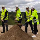 Första spadtaget, Slättmalm. 

Stefan Gustavsson, vd på Blooc, Jenny Bergendorff, vd HSB Bostad, Yusuf Aydin (KD), ordförande samhällsbyggnadsnämnden Botkyrka kommun, Carola Lavén, vd Ikano Bostad. Pressbild: HSB Stockholm