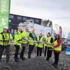 Spadtag för Truck Point Stäket tillsammans med fastighetsägaren JSR och de kommande hyresgästerna Botek, NTM Group och Thermo King. Pressbild: Järfälla Kommun