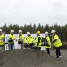 I bild från vänster: Hans Lindberg – Kommunstyrelsens ordförande Petter Lindqvist – projektchef, Skanska Daniel Ödling – avdelningschef, NCC Robert Hansson – vd, Vakin Jan Ridfeldt – vd, Umeå Energi Elin Pietroni, stadsdirektör M Pressbild: Umeå kommun, Fredrik Larsson.