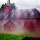 Den omistliga medeltida träkyrkan i Älgarås skyddas av vattendimman både internt och externt. Bild: Ultra Fog.