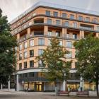 Brf Vintertullstorget på Södermalm i Stockholm, är ett lyckat exempel på om- och tillbyggnad, där ett kontorshus med showroom för bilar från 1980-talet nu hyser bostäder och verksamheter. Pressbild: Chalmers