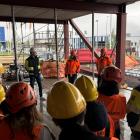 Dagens bjälklagsfest blev ett uppskattat inslag för de närvarande och ett tillfälle att lyfta fram samverkan i det fortsatta byggarbetet. Foto: ByggArvid