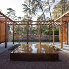 White Arkitekter,  Skogskapellet . Förgård vid visning. Foto Henrik Rosenqvist