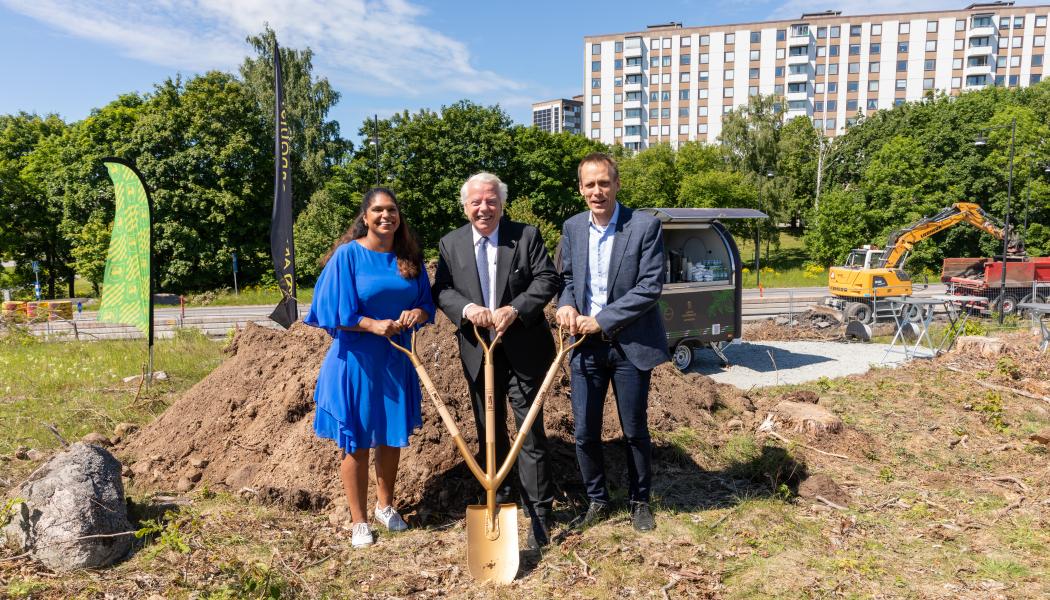 Emma Feldman (Järfälla kommun), Anders Nordquist (Arvid Nordquist) och Pelle Fochsen (Sagax) tar det första spadtaget för nya kafferosteriet. Foto: Jonas Olson/Arvid Nordquist