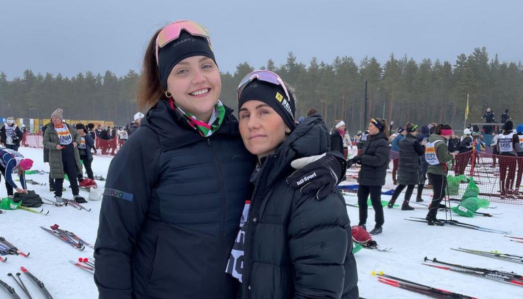 Från vänster i bild: Elsa Boberg och Sara Petrusson gör sig redo för Tjejvasan. Pressbild: Beijer Byggmaterial 