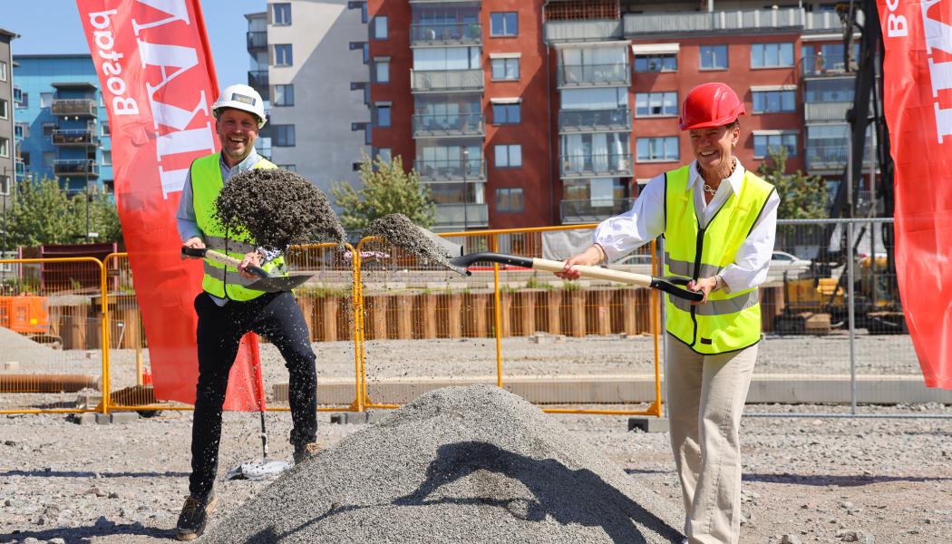 Erik Peeling och Carola Lavén vid spadtaget för BRF Skeppa. Av: Tove Wendelin, Sh bygg sten och anläggning AB