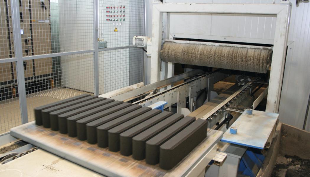 Produktsortimentet hos Lakan Betoni omfattar dessutom andra betongprodukter, såsom färgade kantstenar, murblock, kompletta modulära system för husbyggande samt fabriksbetong och torrbruk. Bild: BFT International