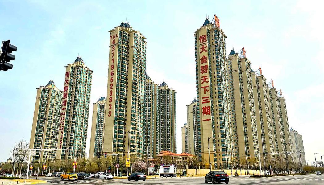 Höga flerfamiljshus, byggda av entrepenören Evergrande, i kinesiska kommunen Yuangyuan i provinsen Henan. Foto: Wikipedia Common, kredit: Windmemories.

