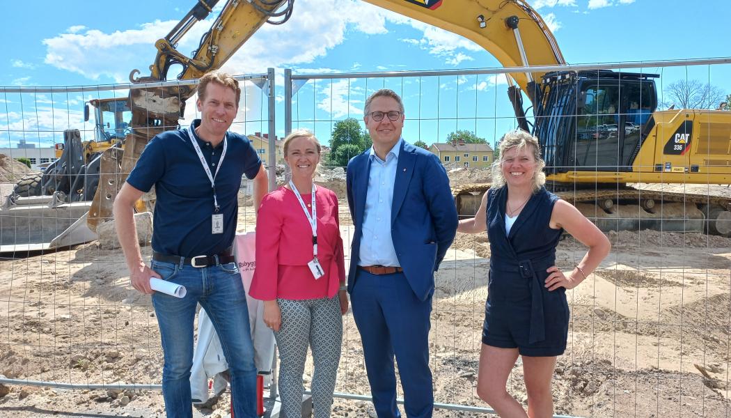 Fr v, Magnus Laneborg och Malin Rönnerhag från Riksbyggen, bostadsminister Johan Danielsson och Anna Thore, Kalmar kommun.