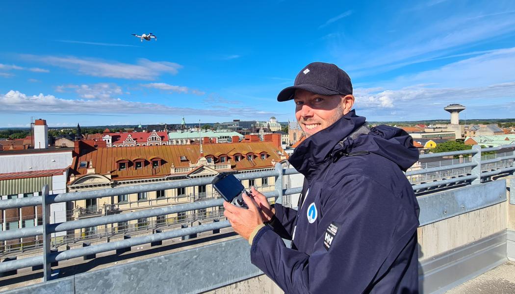 Mikael Rönndahl på ABK besiktigar tak i centrala Kristianstad. Foto: Jonas Rosenberg, ABK