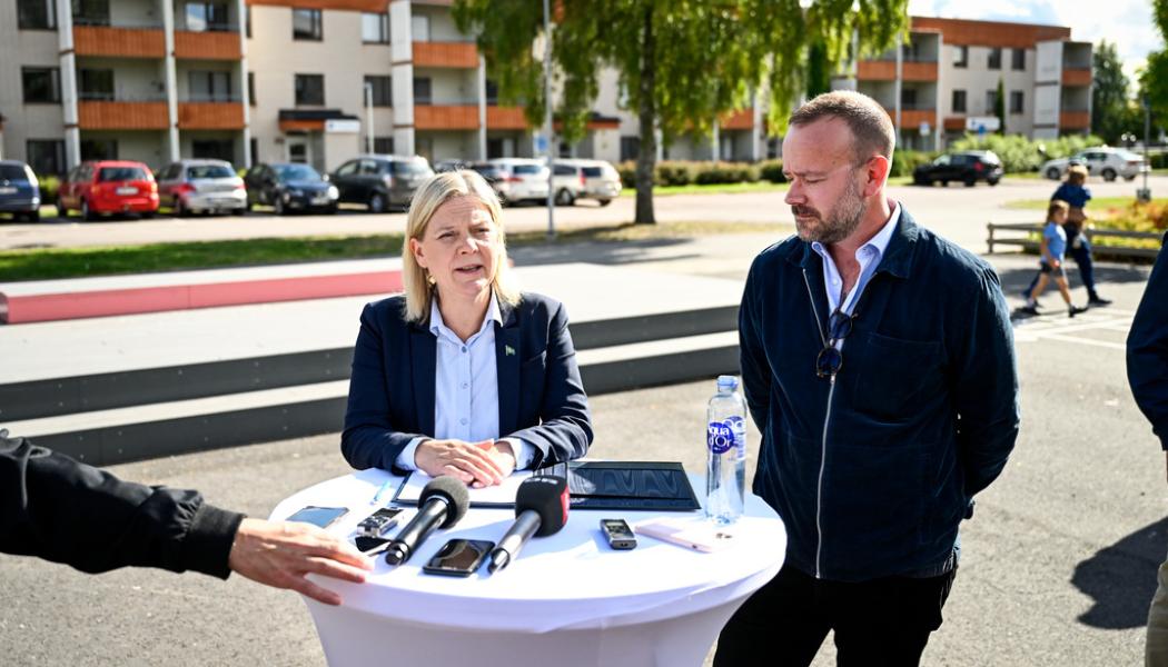 Pontus Lundahl/TT: Borlänges kommunalråd Erik Nises (till höger) vill köpa tillbaka stadshuset från krisande SBB. S-ledaren Magdalena Andersson (till vänster) ställde sig nyligen bakom V-kravet på att snabbutreda statlig förköpsrätt.