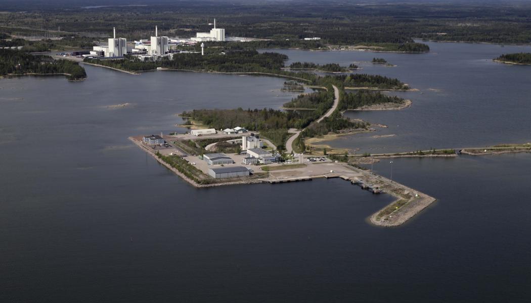 I Forsmark i Östhammars kommun ligger SKB:s anläggning SFR – Slutförvaret för kortlivat radioaktivt avfall. Det radioaktiva avfall som förvaras i SFR är låg- och medelaktivt. Det betyder att det till skillnad från använt kärnbränsle inte behöver kylas och att det är relativt kortlivat. SFR ligger 60 meter under Östersjöns botten och består av fyra 160 meter långa bergssalar och ett bergrum med en 50 meter hög betongsilo för det medelaktiva avfallet. Två parallella kilometerlånga tillfartstunnlar förbinder anläggningen med markytan. Vy från öst. Copyright: SKB. Fotograf: Lasse Modin