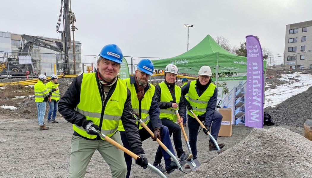 Första spadtag för Wåhlins nyproduktion i Hallonbergen med politiker från Sundbybergs stad. Foto: Wåhlin Fastigheter