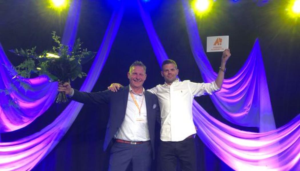 Mattias Andersson, vd på Tidaholms Bostads AB, och fastighetschefen Mikael Nyström tog emot priset för Allmännyttans bästa renovering 2023, för omvandlingen av Kungsbroskolan till bostäder.