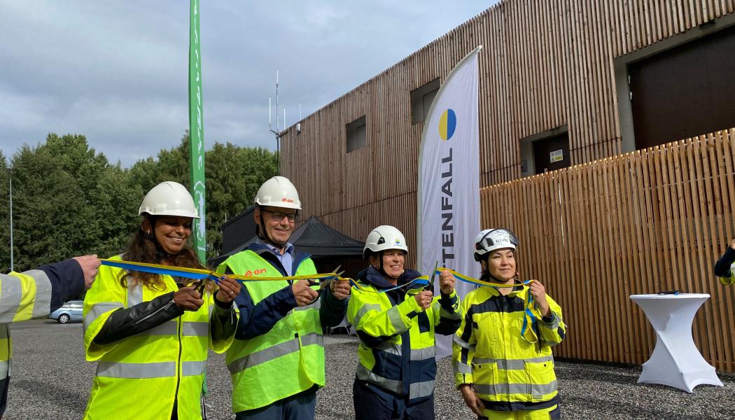 Emma Feldman (M), kommunstyrelsens ordförande i Järfälla, Martin Höhler, vd E.ON Energidistribution, Annika Viklund, vd Vattenfall Eldistribution och Suraya Nekzada, projektledare Vattenfall, inviger den nya fördelningsstationen i Järfälla. Foto: Lena Berglund

