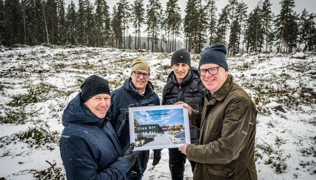 Från vänster: Magnus Nilsson (VD Tranåsbostäder), Göran Lorentzi (Byggchef Tranåsbostäder), Andreas Saltin (Affärschef NCC), Mats Larsson (Projektchef NCC). Foto: NCC