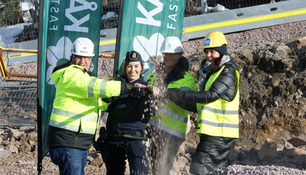 På bilden (fv): Hans Unander, kommunalråd, Katarina Ragnevall, lokalpolisområdeschef i Mora, Anders Skoglund Arbetschef Entreprenad/ Projektutveckling Skoglunds, Cecilia Vestin, vd Kåpan Fastigheter.  Foto: Kåpan Fastigheter