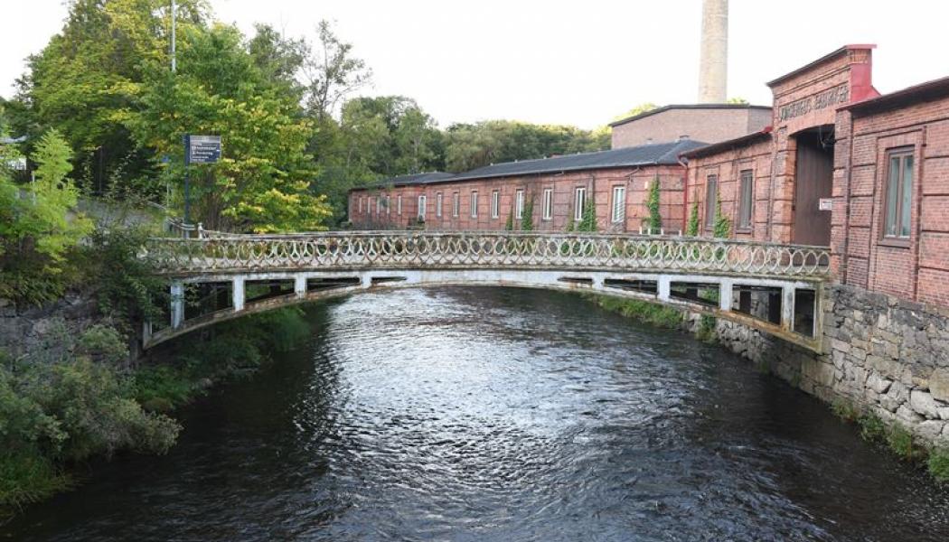Foto på gjutjärnsbro vid Jonsereds fabriker utanför Göteborg. Fotograf: Sven-Olof Ahlberg