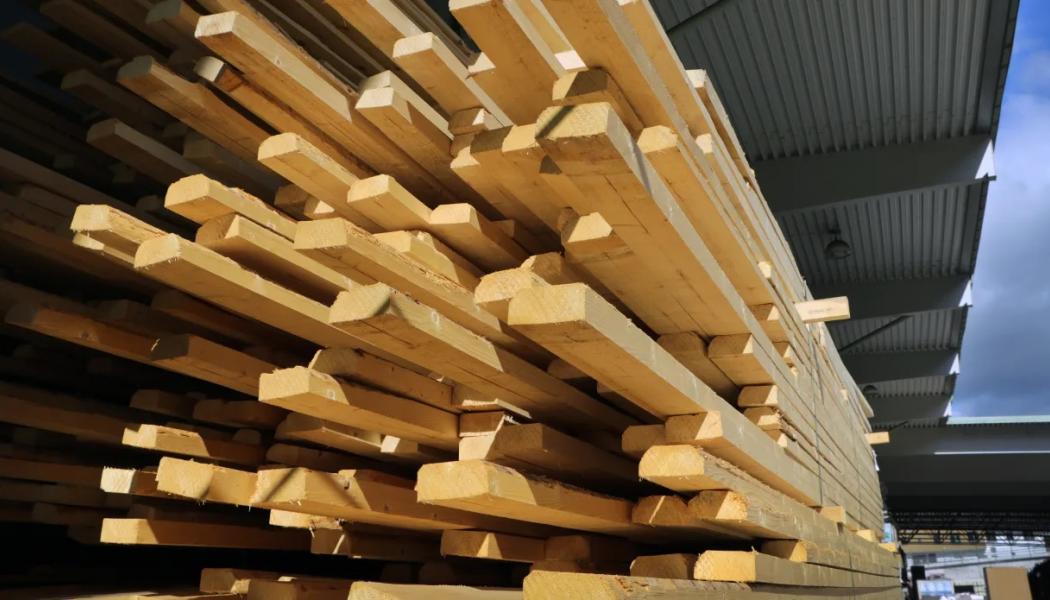 Av de stora varugrupperna är det träprodukter som har haft den starkaste utvecklingen under 2021. En betydande del av försäljningsitvecklingen kan hänföras till prisökningar. Foto: Byggmaterialhandlarna