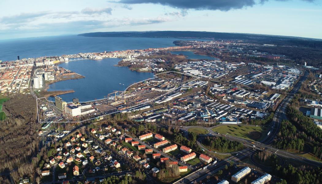 Flygbild över hela Södra Munksjön i Jönköping där Skeppsbron sträcker ut sig längs den södra delen av sjön. Södra Munksjön Utvecklings AB.