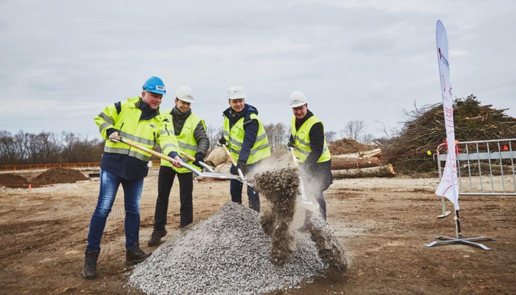 Fr v Thomas Ellkvist, vd MVB, Brian Hansen, ordförande byggande styrelse, Peter Danielsson, kommunstyrelsens ordförande och Mårten Lilja, vice vd på Riksbyggen.