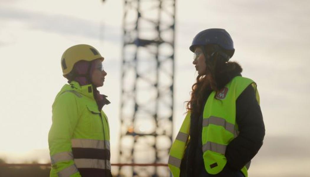 KYH-studerande Iman och bygginspiratören Byggsandra i ett samtal om att bryta barriärer och få drömjobbet inom byggbranschen. Foto: Yrkeshögskolan KYH