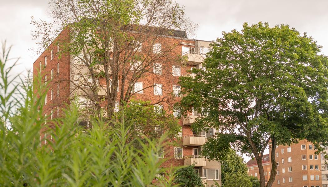Nu är det dags för en omfattande renovering av Huge Bostäders hus på Sjödalsbacken 1 i centrala Huddinge. Foto: Huge Bostäder