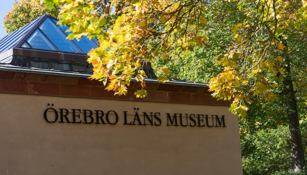 Höstbild på Örebro läns museums norra fasad, Engelbrektsgatan 3. Foto:  Per Torgén/ÖLM