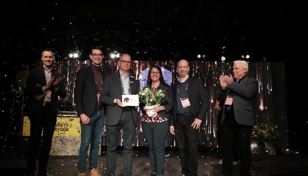 Totalvinnaren av Årets Bygge 2023 går i år till de två delprojekt som skapat Kvarteret Poolen. Stort grattis till NCC och Fabege för kontorsdelen och Peab och Solna stad för simhallen.