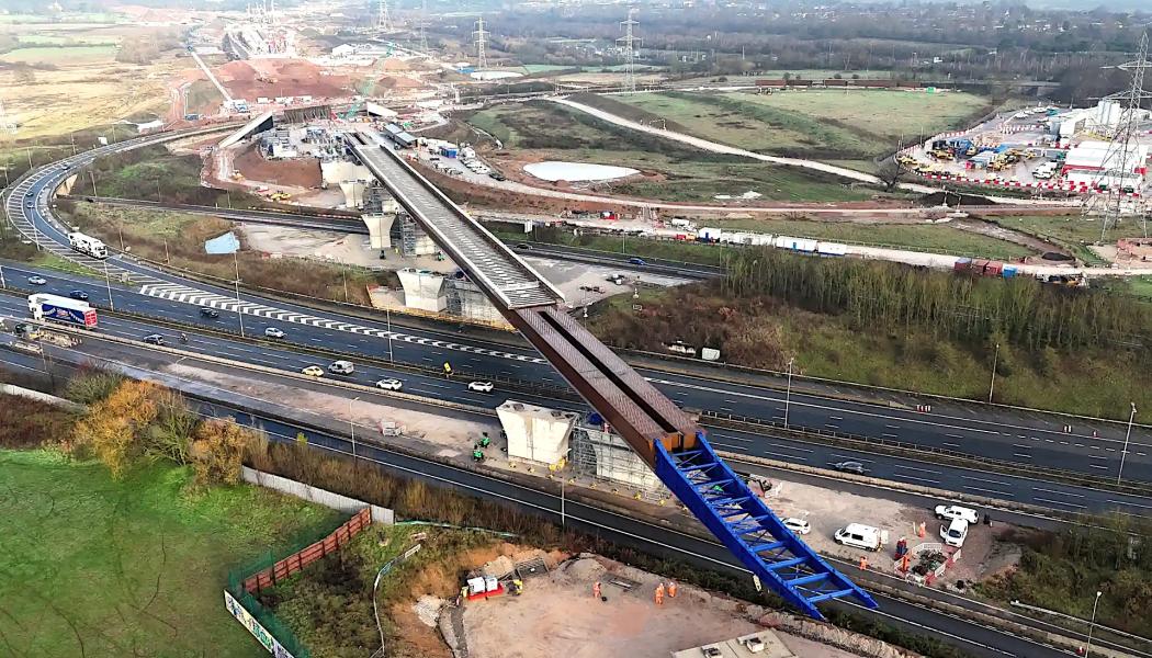 Det 4 600 ton tunga brodäcket sköts över motorvägen M6 utan att trafiken behövde stoppas. Foto: Höghastighetsprojektet H2

