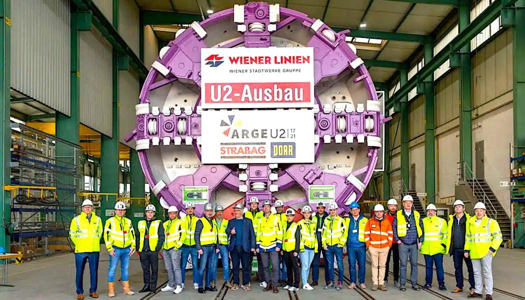Herrenknecht-team presenterar tunnelborrmaskinen till representanter för kollektivtrafikbolaget Wiener Linien, beställaren och byggkonsortiet
av STRABAG och PORR. Foto: Herrenknecht