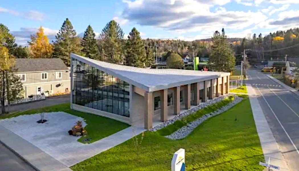 Monica C. Gratton Library i Saint-Adolphe-d’Howard i Québec ritades av Perrault Architecture och inspirerades av landskapet i Laurentiderna. Foto: Raphaël Thibodeau