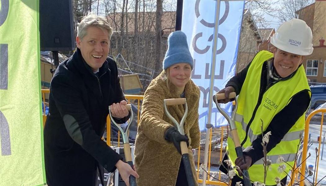 Första spadtag i Häggvik. Henrik Thunes, Moa Rasmusson Carola Lavén Häggvik. Foto: Besqab