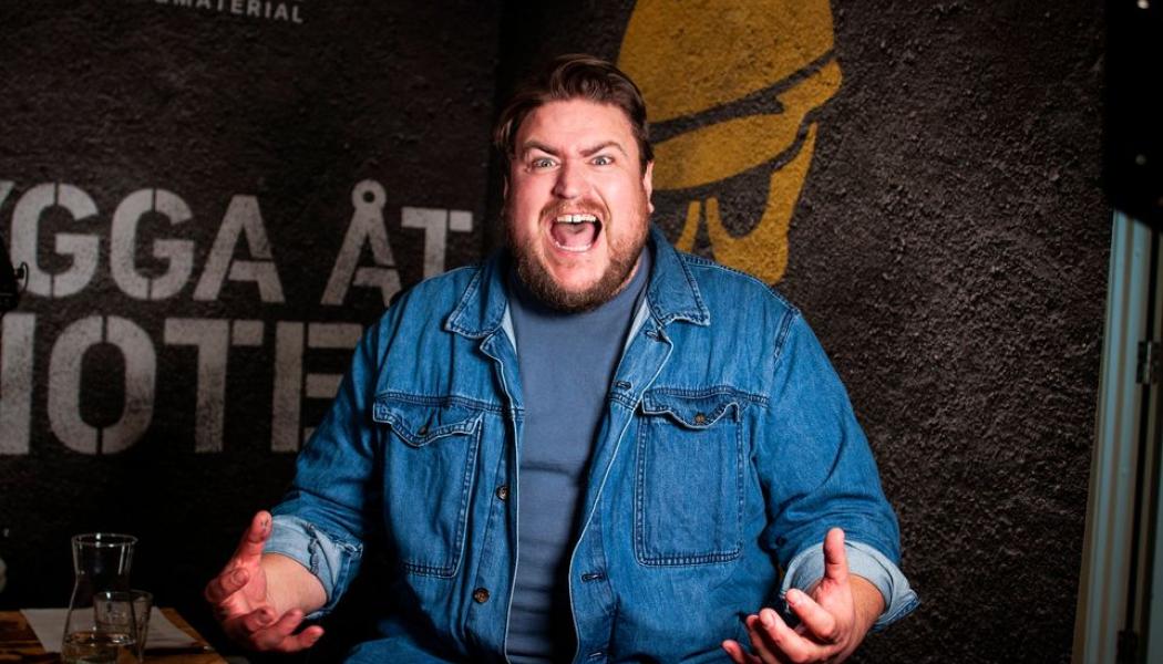 Erik Ekstrand tar över som ny programledare för humorpodden Bygga åt idioter. Pressbild: Beijer Byggmaterial