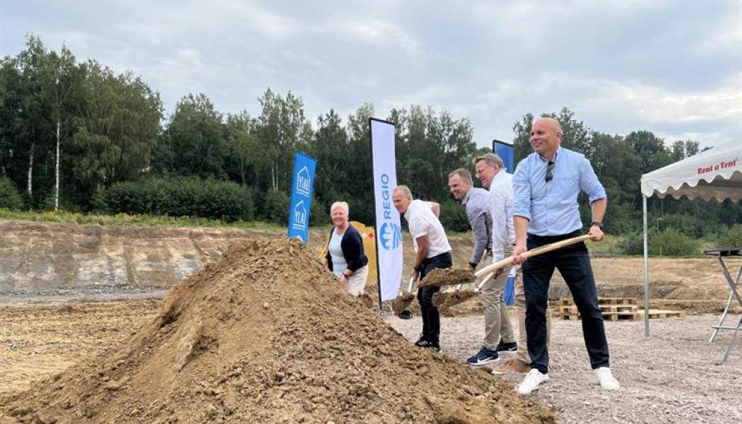 Mona Forsberg Kommunalråd Jönköping (S), Tomas Calmviken Fastighetschef Region Jönköping, Peder Karlén Regionchef P&E Fastigheter, Eric Bergström VD Regio, Dennis Larsson VD YLAB. Foto: Regio