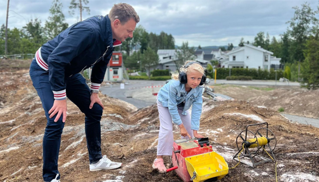 Nellie spränger första salvan på den egna framtida tomten. Foto: Peab