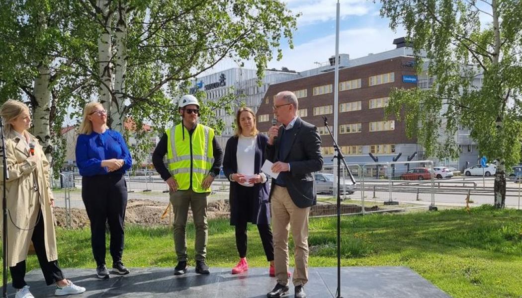 Diös vd Knut Rost och hållbarhetschef Johanna Olofsson talar på den officiella byggstarten av Västra stranden tillsammans med kommunstyrelsens ordförande i Luleå kommun, Carina Sammeli och Per Utterström, arbetschef, Nåiden Bygg. Foto: Diös