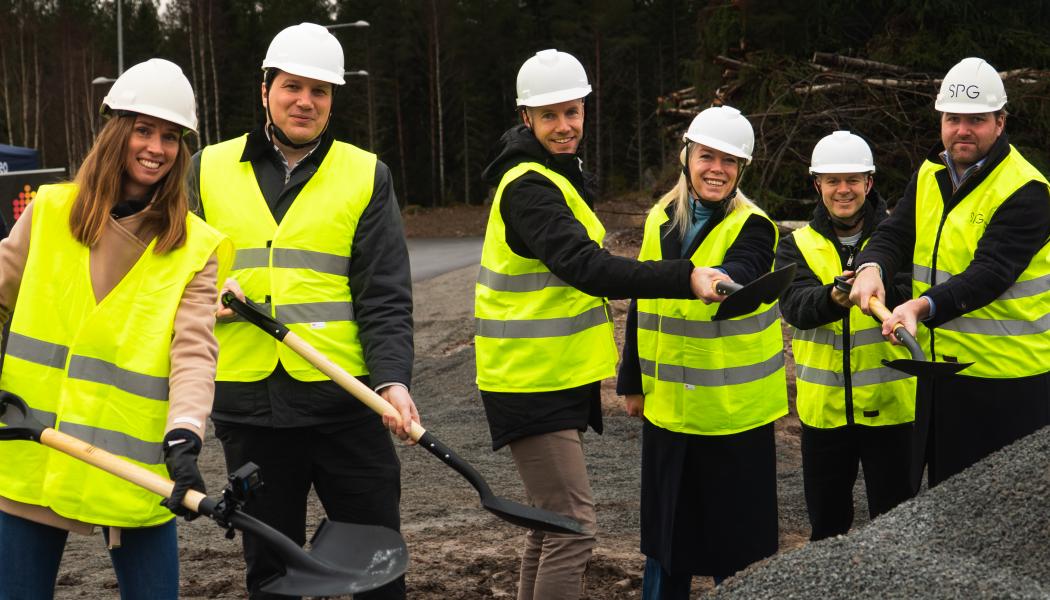 Fotograf: Teodor Naess

Bild 2 fr. vänster

Ola Skogö, VD, Adapteo Sverige

Victor Ertzgaard Segerström, Head of Asset Management, LogiDev 

Johanna Persson, President & CEO, Adapteo Group

Pavlos Cavelier Bizas, ordförande arbetsmarknadsnämnden, Uppsala Kommun

Malin Lundberg, Site manager, Adapteo Sverige

Raimo Joss, arkitekt SAR/MSA, partner White arkitekter